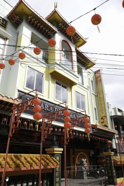 Pekanbaru, Endonezya - 29 Ocak 2025: Çin Yeni Yıl atmosferi Vihara Dharma Loka 'nın önündeki sokakta