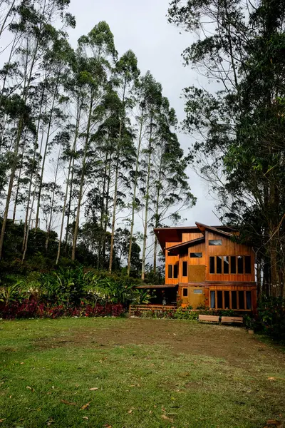 Solok, Endonezya - 17 Eylül 2024: Alahan Panjang 'daki Kayu Putih Villa' nın güzel manzarası.