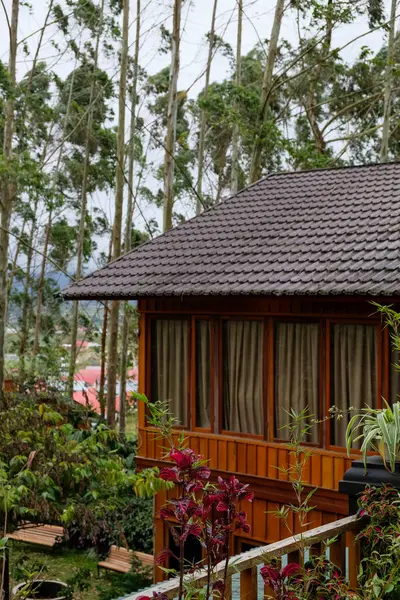 Solok, Endonezya - 17 Eylül 2024: Alahan Panjang 'daki Kayu Putih Villa' nın güzel manzarası.