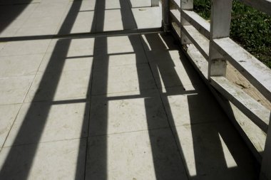 Güneş ışığının vurduğu çitin gölgesi