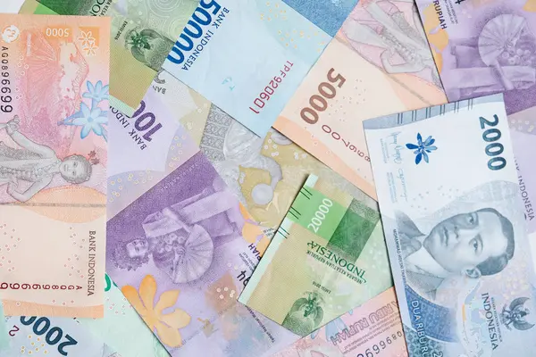 Pekanbaru, Endonezya - 21 Mart 2025: Arkaplan için Endonezya rupia para toplama