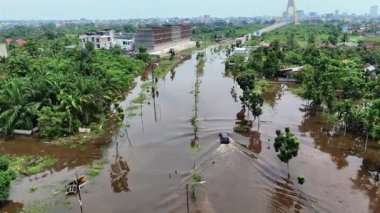 Riau, Endonezya - 8 Mart 2025: Pekanbaru 'da her yıl yağmur mevsimi geldiğinde Siak Nehri' nin yüksek gelgitinin yol açtığı Jalan Sudirman Ujung 'a yapılan hava drone saldırısı sıklıkla meydana gelir