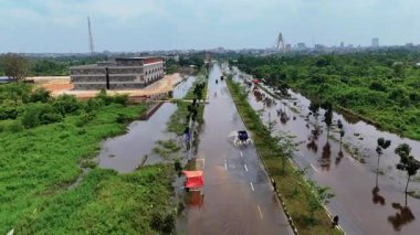 Riau, Endonezya - 8 Mart 2025: Pekanbaru 'da her yıl yağmur mevsimi geldiğinde Siak Nehri' nin yüksek gelgitinin yol açtığı Jalan Sudirman Ujung 'a yapılan hava drone saldırısı sıklıkla meydana gelir