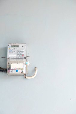 Pekanbaru, Endonezya - 25 Nisan 2025: Endonezya 'da kontörlü elektrik veya jetonlu listrik PLN. Güç kullanımını ölçmek için elektrik sayacı
