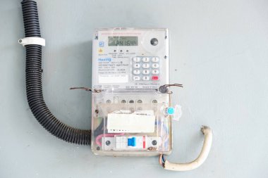 Pekanbaru, Endonezya - 25 Nisan 2025: Endonezya 'da kontörlü elektrik veya jetonlu listrik PLN. Güç kullanımını ölçmek için elektrik sayacı