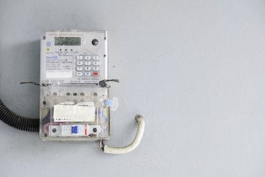 Pekanbaru, Endonezya - 25 Nisan 2025: Endonezya 'da kontörlü elektrik veya jetonlu listrik PLN. Güç kullanımını ölçmek için elektrik sayacı