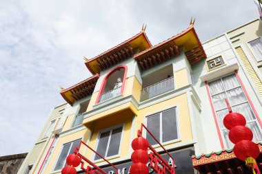 Pekanbaru, Endonezya - 29 Ocak 2025: Çin Yeni Yıl atmosferi Vihara Dharma Loka 'nın önündeki sokakta