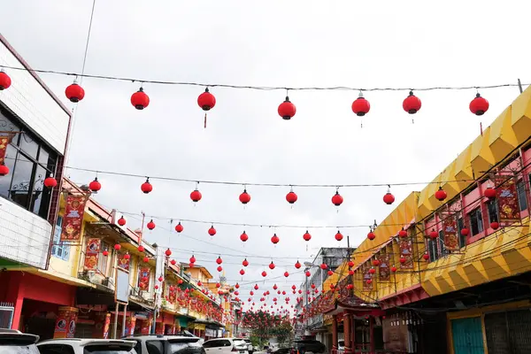 Riau, Endonezya - 29 Ocak 2025: Çin Yeni Yıl atmosferi Dr. Leimena Caddesi, Senapelan, Pekanbaru