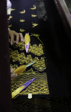 Weaver, Pekanbaru 'daki Kampung Bandar Tenun Evi' nde geleneksel Riau Malay şarkısı dokuyor..