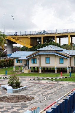 Riau, Endonezya - 29 Ocak 2025: Tuan Kadi 'nin Pekanbaru' daki tarihi evinin portresi.