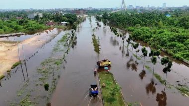 Riau, Endonezya - 8 Mart 2025: Pekanbaru 'da her yıl yağmur mevsimi geldiğinde Siak Nehri' nin yüksek gelgitinin yol açtığı Jalan Sudirman Ujung 'a yapılan hava drone saldırısı sıklıkla meydana gelir