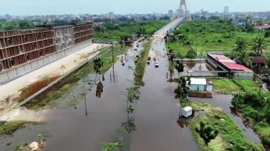 Riau, Endonezya - 8 Mart 2025: Pekanbaru 'da her yıl yağmur mevsimi geldiğinde Siak Nehri' nin yüksek gelgitinin yol açtığı Jalan Sudirman Ujung 'a yapılan hava drone saldırısı sıklıkla meydana gelir