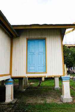 Riau, Endonezya - 29 Ocak 2025: Tuan Kadi 'nin Pekanbaru' daki tarihi evinin portresi.