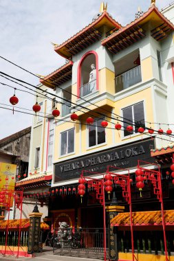 Riau, Endonezya - 29 Ocak 2025: Vihara Dharma Loka 'nın Pekanbaru' daki portresi