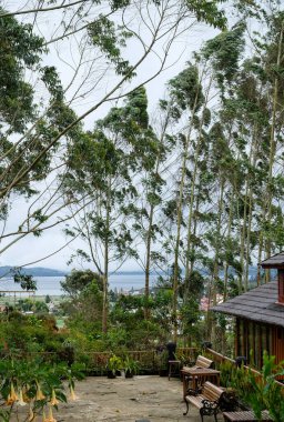 Solok, Endonezya - 17 Eylül 2024: Alahan Panjang 'da Kayu Putih Villa yakınlarındaki güzel manzara.