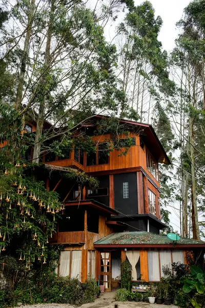 Solok, Endonezya - 17 Eylül 2024: Alahan Panjang 'daki Kayu Putih Villa' nın güzel manzarası.