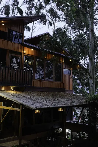 Solok, Endonezya - 17 Eylül 2024: Alahan Panjang 'daki Kayu Putih Villa' nın güzel manzarası.