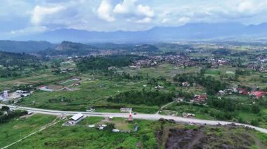 Batı Java, Endonezya - 8 Nisan 2025: Atış Eğitim Merkezi PLP Anıtı ve Garut köyü yakınlarındaki hava gözlem insansız hava aracı görüntüleri