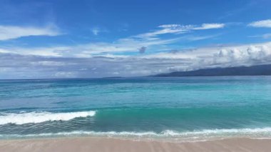 Krui, Endonezya - 16 Nisan 2025: Lampung 'daki güzel tropik Krui Sahili' nin insansız hava aracı görüntüsü