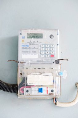 Pekanbaru, Endonezya - 25 Nisan 2025: Endonezya 'da kontörlü elektrik veya jetonlu listrik PLN. Güç kullanımını ölçmek için elektrik sayacı