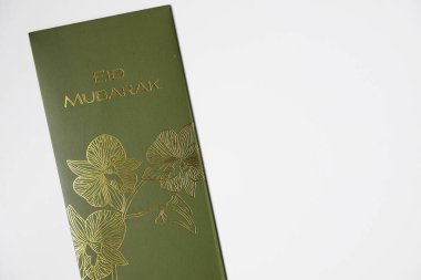 Riau, Endonezya - 21 Mart 2025: Beyaz arka planda izole edilmiş, seçici odaklı Endonezya rupia banknotları koleksiyonu
