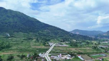 Batı Java, Endonezya - 8 Nisan 2025: Jalan Letjen İbrahim Adjie, ekin tarlaları ve Garut köyündeki hava gözlem insansız hava aracı görüntüleri