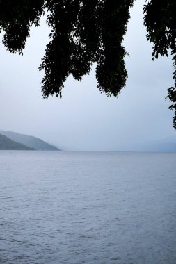 Singkarak Gölü 'ndeki kasvetli günün manzarası