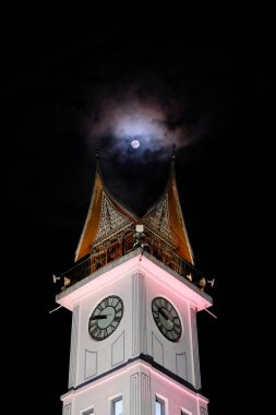 Batı Sumatera, Endonezya - 18 Eylül 2024: Bukittinggi City 'de Jam Gadang veya Saat Kulesi' nin yakın çekimi.