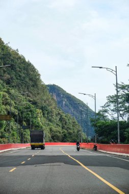 Payakumbuh, Endonezya - 19 Eylül 2024: Kelok Sembilan yolunda güzel manzaralı trafik