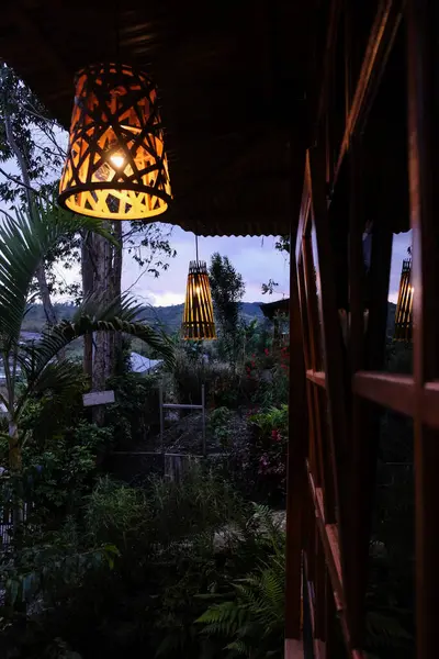 Villadaki eşsiz teras ışıkları.