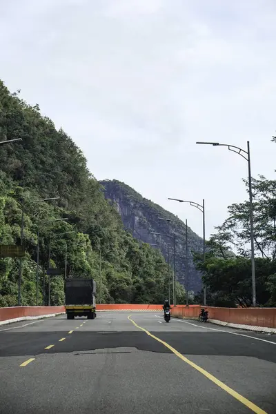 Payakumbuh, Endonezya - 19 Eylül 2024: Kelok Sembilan yolunda güzel manzaralı trafik