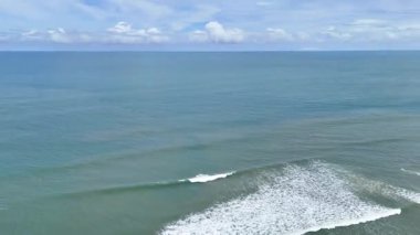 Bengkulu, Endonezya - 17 Nisan 2025: Tropikal Pasir Putih Sahili 'nin insansız hava aracı görüntüleri