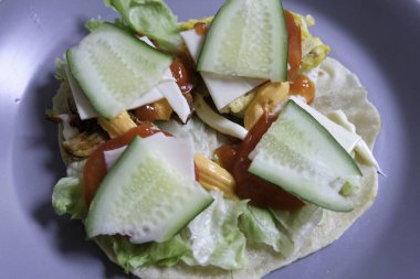 Kızarmış tavuk ve sebzeli tortilla sarması yapıyorum.