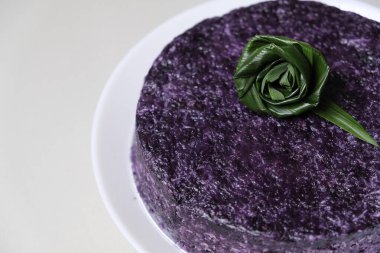 Geleneksel pasta, rendelenmiş hindistan cevizi, glüten pirinç unu ve şekerli mor tatlı patatesten yapılır.