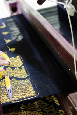 Weaver, Pekanbaru 'daki Kampung Bandar Tenun Evi' nde geleneksel Riau Malay şarkısı dokuyor..