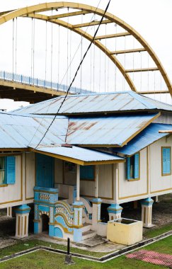 Riau, Endonezya - 29 Ocak 2025: Tuan Kadi 'nin Pekanbaru' daki tarihi evinin portresi.