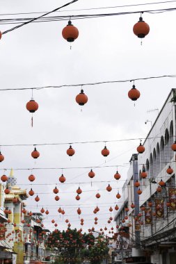 Riau, Endonezya - 29 Ocak 2025: Çin Yeni Yıl atmosferi Dr. Leimena Caddesi, Senapelan, Pekanbaru