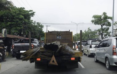 Pekanbaru, Endonezya - 25 Ocak 2025: Yolda demir çubuklar taşıyan kamyon