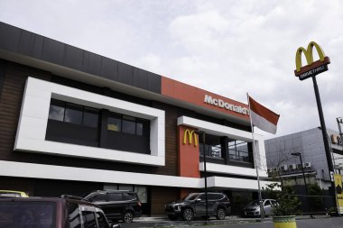 Pekanbaru, Endonezya - 29 Ocak 2025: Jl Jendral Sudirman 'da McDonald' s