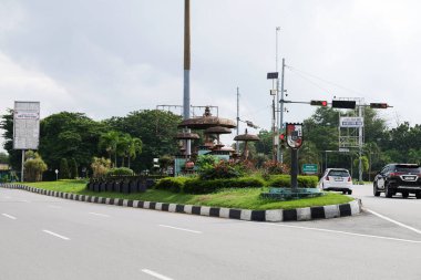 Pekanbaru, Endonezya - 29 Ocak 2025: Jl Jendral Sudirman 'da Umbrella Anıtı veya Monumen Payung. Riau Malay kültüründe Şemsiye saygı, dostluk ve misafirleri ağırlama anlamındadır..