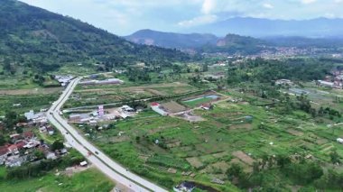 Batı Java, Endonezya - 8 Nisan 2025: Jalan Letjen İbrahim Adjie, ekin tarlaları ve Garut köyündeki hava gözlem insansız hava aracı görüntüleri