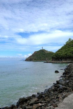 Dili 'deki Cristo Rei Sahili' nin tropik egzotik cennet manzarası, Timor Leste. İsa 'nın Cristo Rei Heykeli bir tepedeki sahilde.