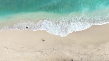 Lampung 'daki güzel tropikal Krui Sahili' nin hava görüntüsü.