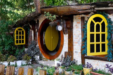 Evin sarı penceresini kapatın.