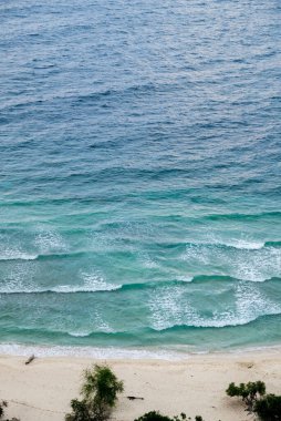 Dili 'deki Dolok Oan Sahili olarak da bilinen Cristo Rei Backside Beach' in güzel manzarası, Timor Leste. Deniz dalgaları arka planı.