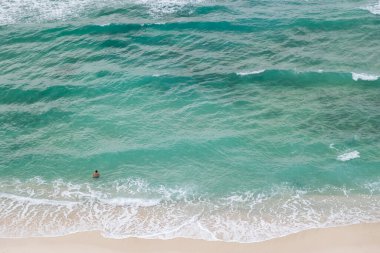 Dili 'deki Dolok Oan Sahili olarak da bilinen Cristo Rei Backside Beach' in güzel manzarası, Timor Leste. Deniz dalgaları arka planı.