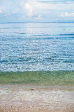Dili 'deki Dolok Oan Sahili olarak da bilinen Cristo Rei Backside Beach' in güzel manzarası, Timor Leste. Deniz dalgaları arka planı.