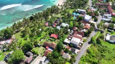 Krui, Lampung 'daki güzel tropik sahil ve köyün hava görüntüsü.