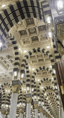 Medine, Suudi Arabistan - 7 Mart 2024: Mescid an-Nabawi 'nin iç mimarisi