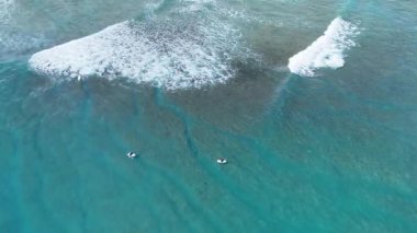 Krui Sahili, Lampung 'da sörfçülerin ve güzel tropikal plajların hava görüntüsü.